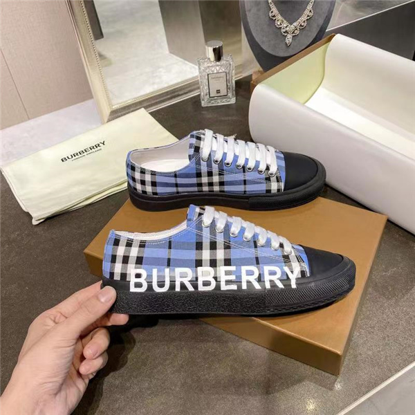 Burberry Shoes-M-300