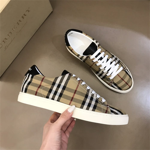 Burberry Shoes-M-327