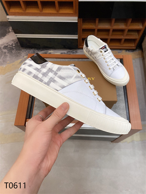 Burberry Shoes-M-381
