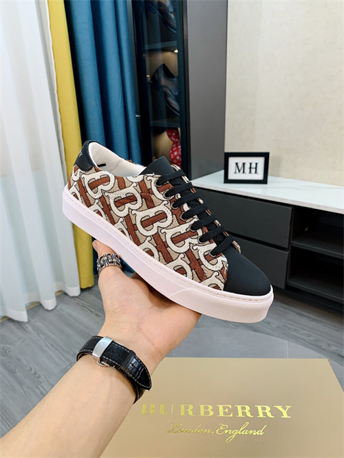 Burberry Shoes-M-394