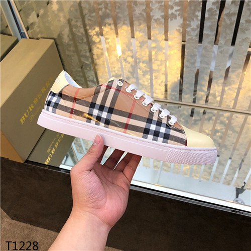 Burberry Shoes-M-049