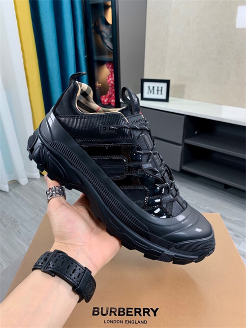 Burberry Shoes-M-499