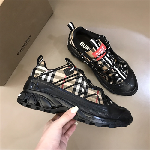 Burberry Shoes-M-525