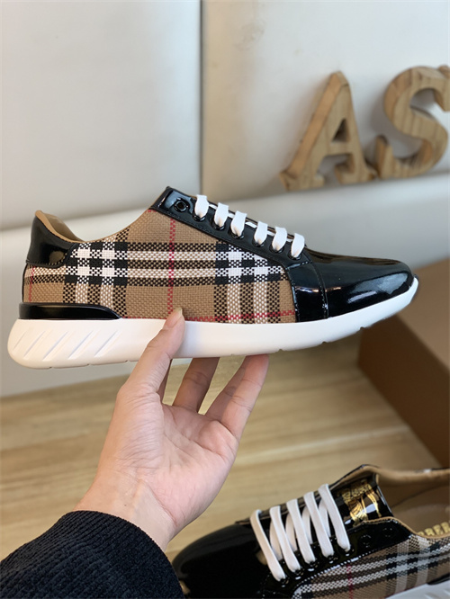 Burberry Shoes-M-549