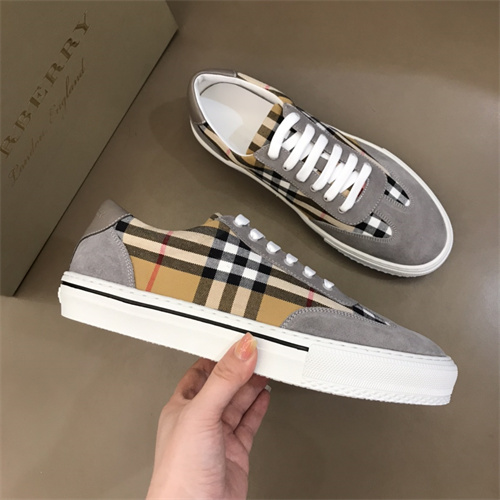 Burberry Shoes-M-555