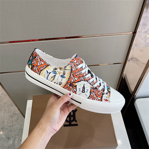 Burberry Shoes-M-616