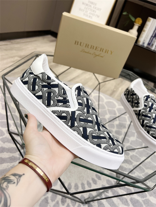 Burberry Shoes-M-629