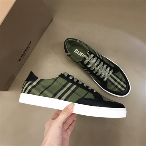 Burberry Shoes-M-653