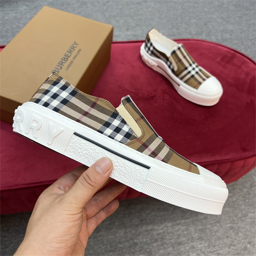 Burberry Shoes-M-663