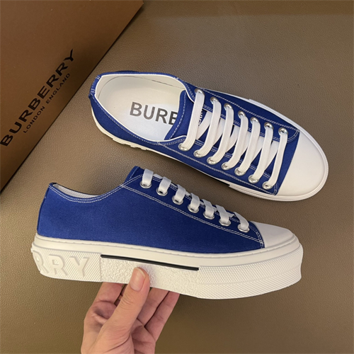 Burberry Shoes-M-682