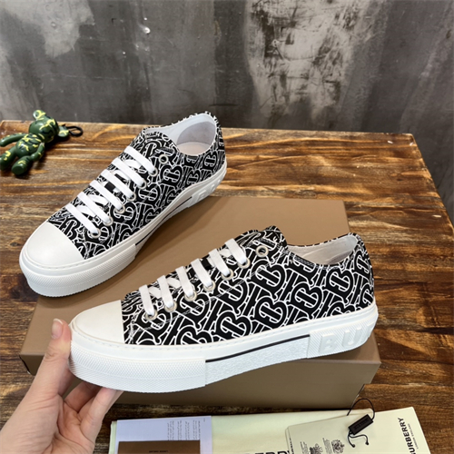 Burberry Shoes-M-689