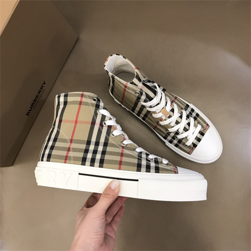Burberry Shoes-M-724