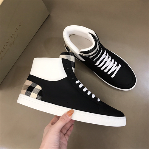 Burberry Shoes-M-777