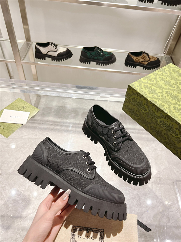 Gucci Clunky Sneaker-384